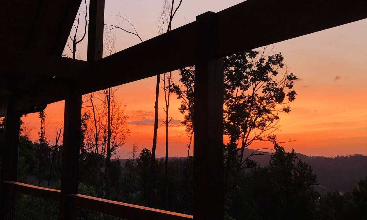 Chalet Village North Cabin | Spring Specials! Magnificent Views -Luxury 2 Br2Ba,Fire Pit, Hot Tub, Location