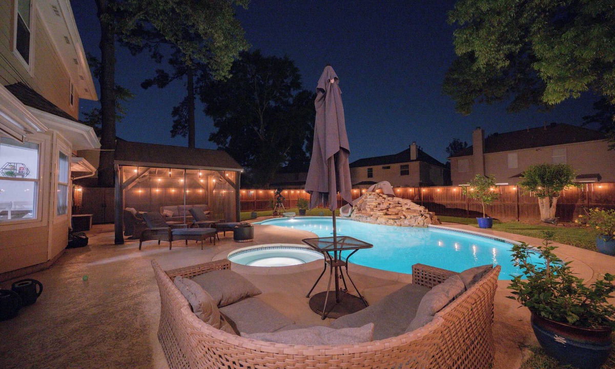 Spring House | Spring TX Family Retreat with Pool, slide and hottub 45mins to NRG for World Cup