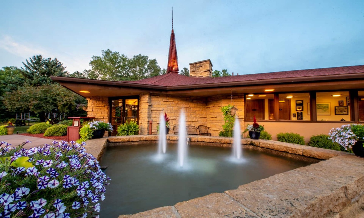 Arena Hotel | Spring Valley Inn
