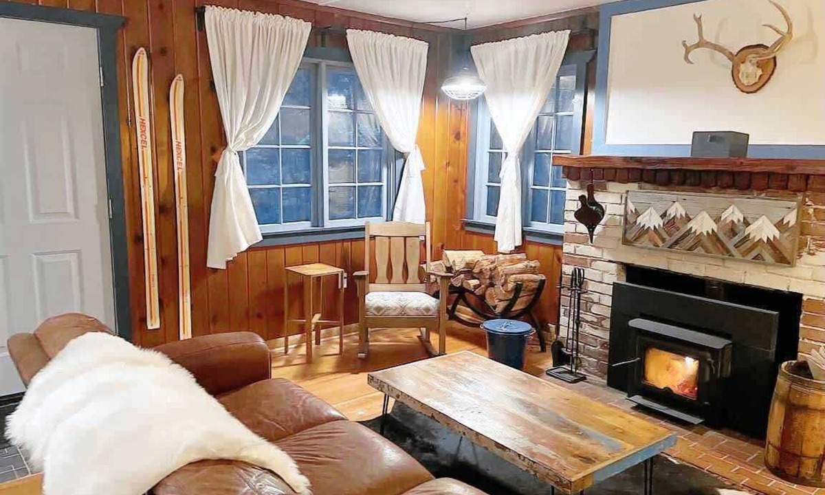 Mount Hood Village Cabin | Springbrook Cabin 2BR Retro Charm w Fireplace