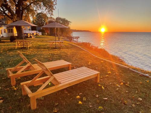 North East House | Springtime on the Lake Erie - 180 degree views and game arcade