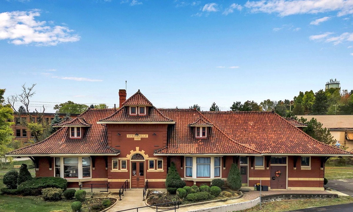 Town of Concord Apartment | Springville Depot Inn - Suite with Private Yard!