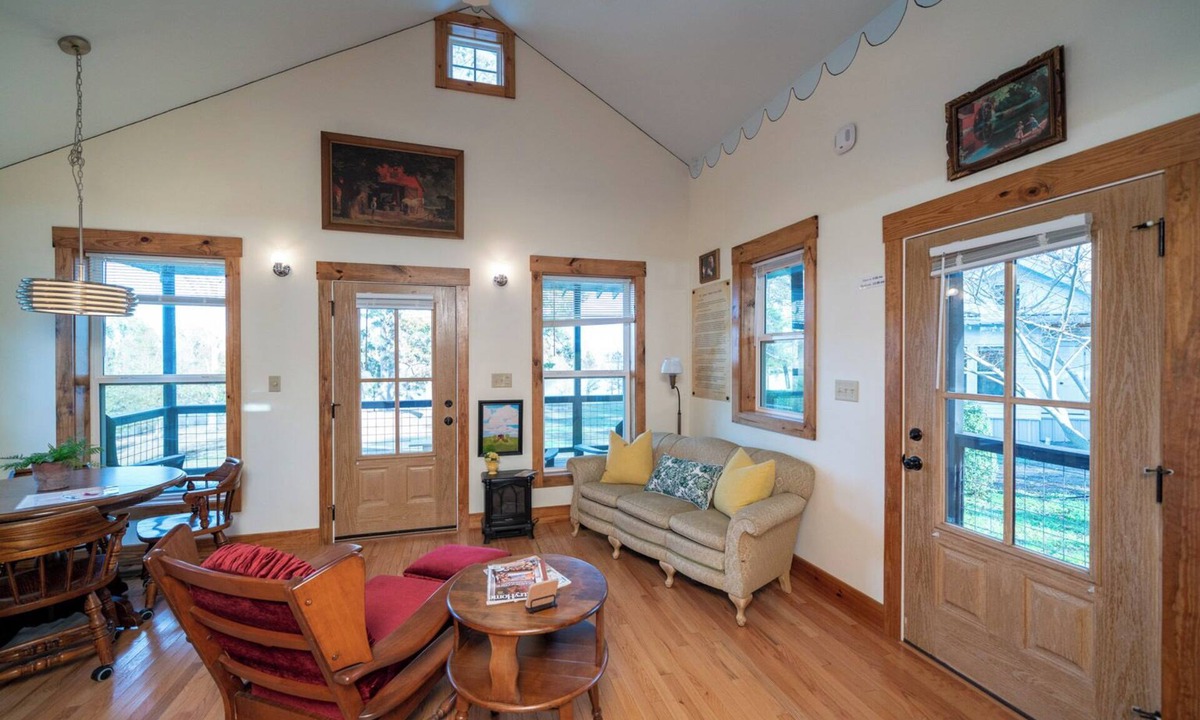 Ore City Cottage | Sproul Cottage- On Lake O' the Pines- ADA