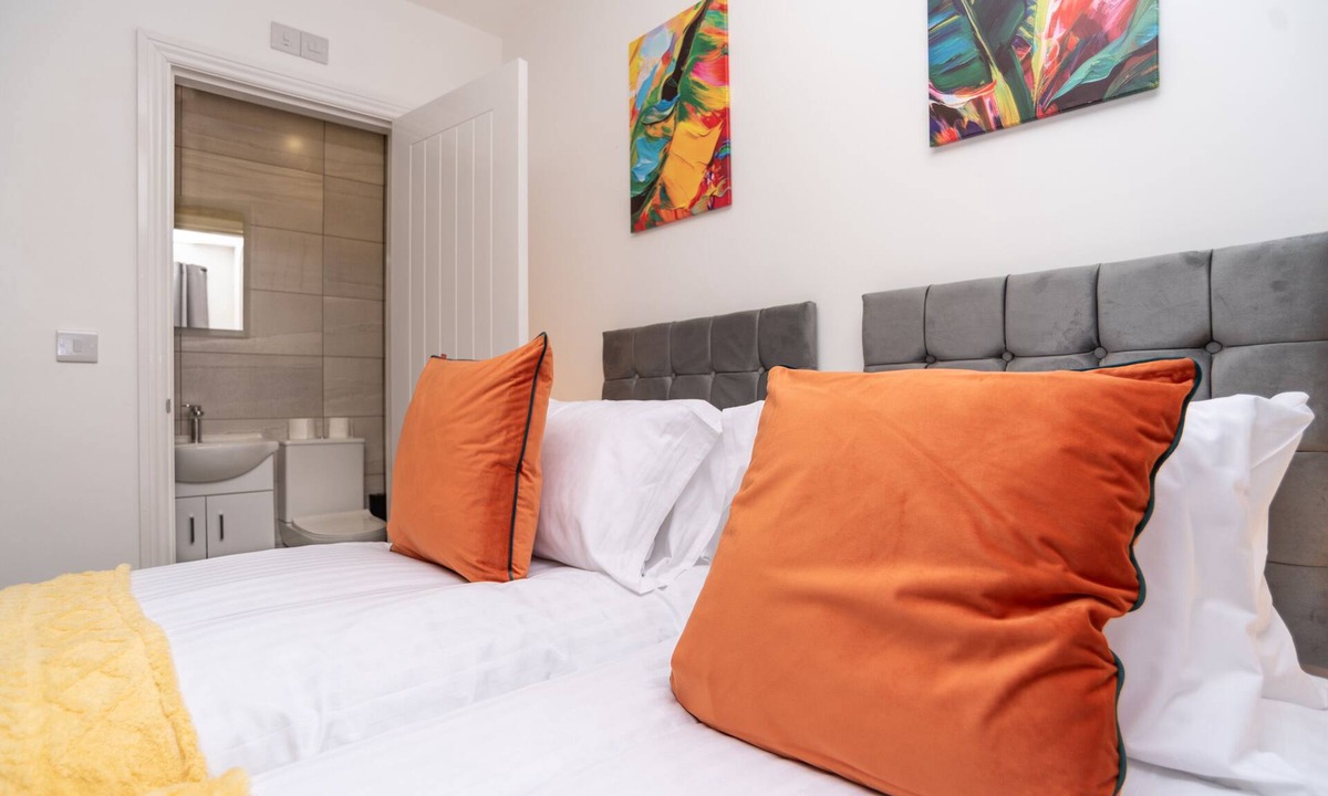 Coalbrookdale House | Spruce House - Central Telford with Parking