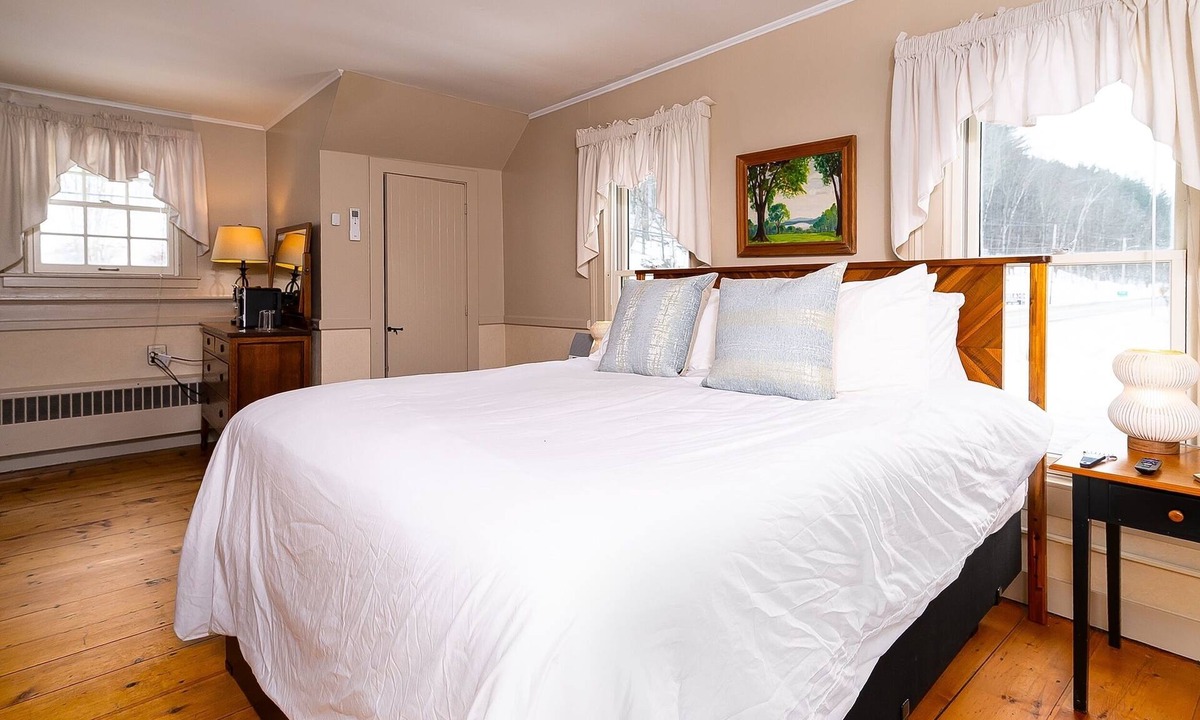 Stowe Bed & Breakfast | Spruce Peak w/Breakfast at the Brass Lantern Inn