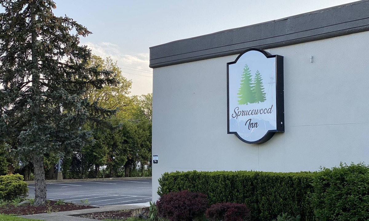 Elyria Hotel | Sprucewood Inn
