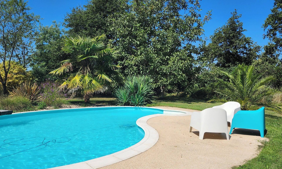 Viozan House | Square farmhouse sleeps 12 with swimming pool