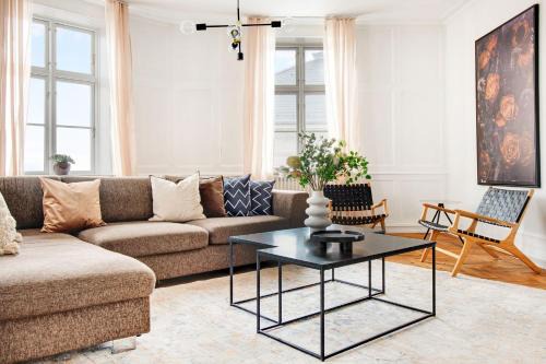 Nyhavn - Amalienborg Apartment | Square - Spacious 6-Bdr Apt Near Nyhavn