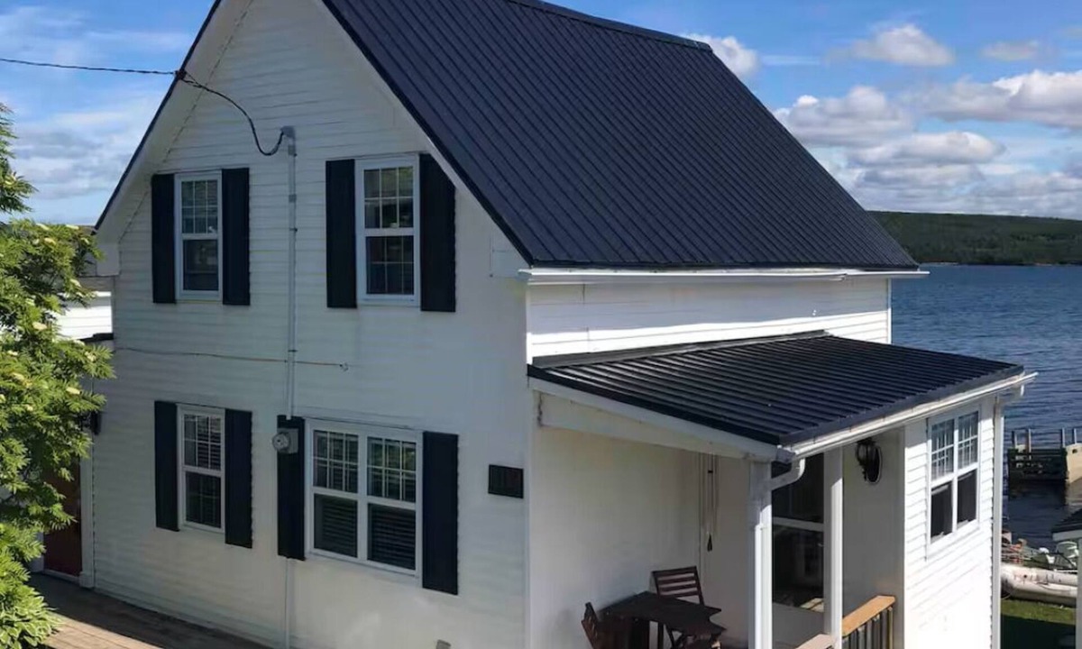 Lewisporte House | Squeeze More Inn on the oceannTraditional century old Newfoundland home