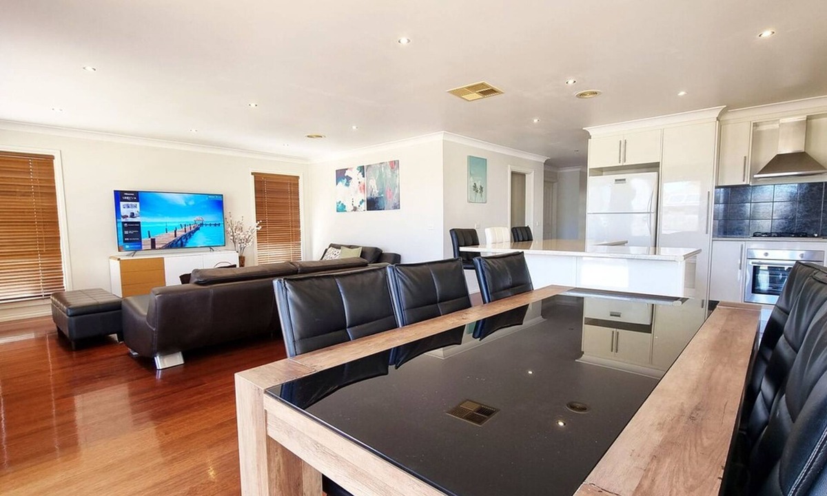 St. Albans House | St Albans House - Spacious and Modern Home