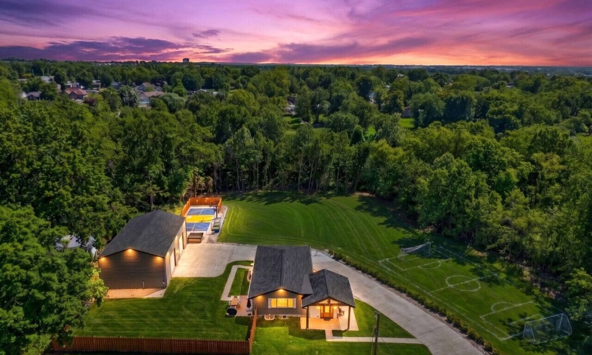 St. Charles House | St. Charles Manor | Stadium | 4BR Private 2.2Acres