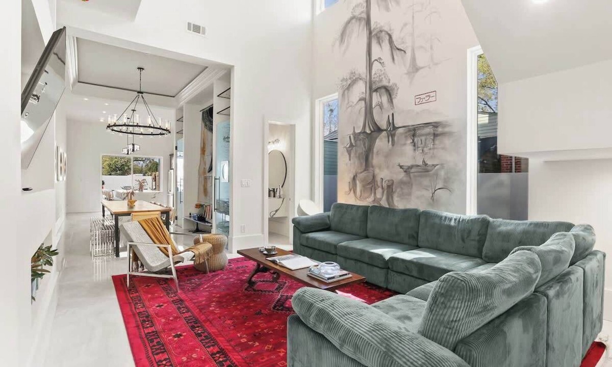 Faubourg Delassize Apartment | St. Charles Townhouse with Pool!