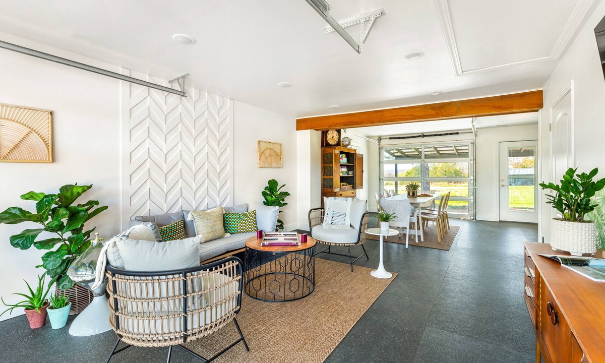 Falls of Rough Hotel | St. Clair Motor Lodge