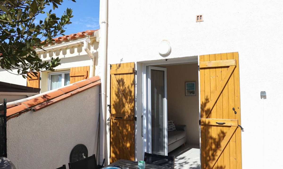 Saint-Cyprien Plage Ski Chalet | St Cyprien: Your sunny, cozy, and air-conditioned escape