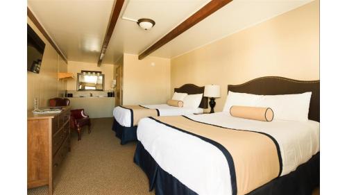 Cimarron Hotel | St James A4 - Historic Hotel Room