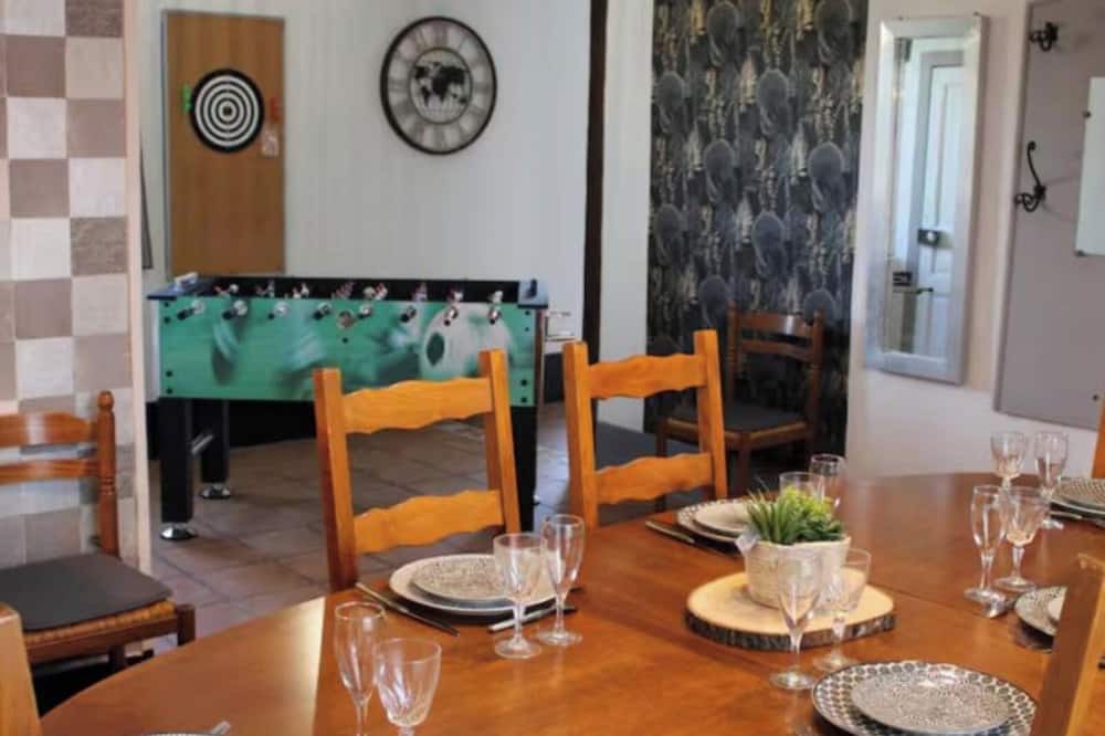 Saint-Leger-des-Vignes Cabin | St. Léger Stop, Prominent Families, Business Travel