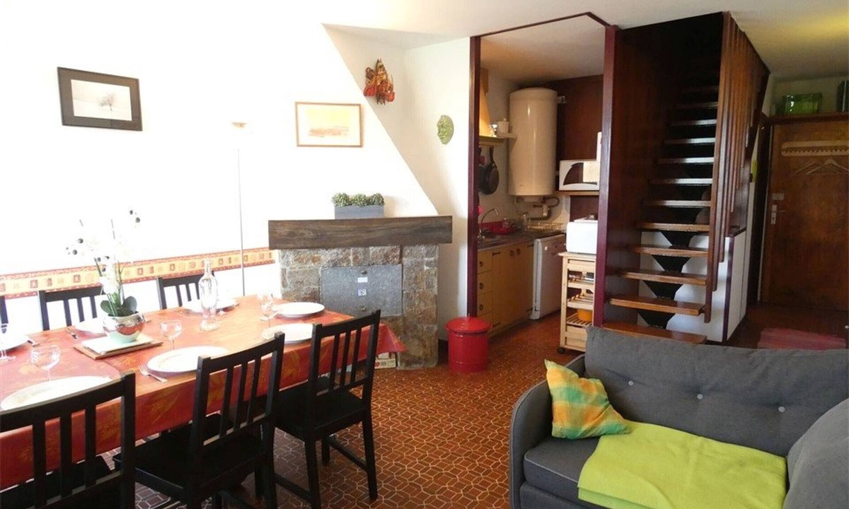 Pla d'Adet Apartment | St-Lary-Soulan: Duplex T3, Sleeps 9, Fully Equipped with Balcony