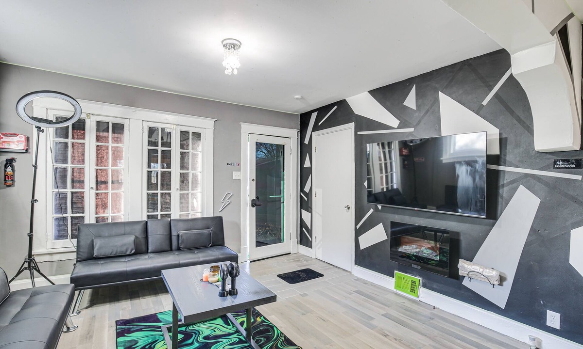 Pagedale Cottage | St Louis Home w/Mini Pool Table & Arcade Game!