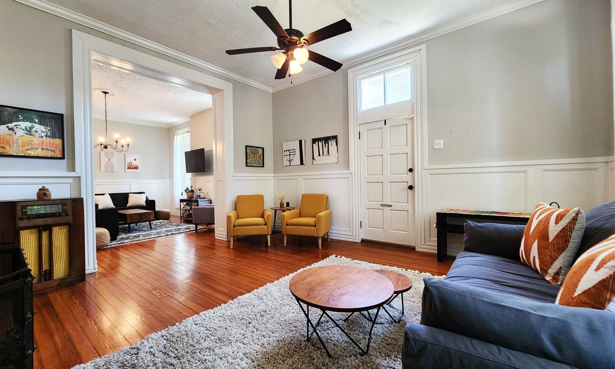 Benton Park House | St. Louis Modern Retreat - Spacious, Family-Friendly, Convenient Location!