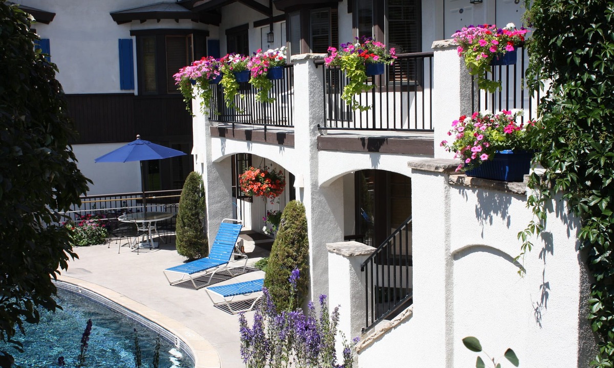 West End Hotel | St. Moritz Lodge & Condominiums