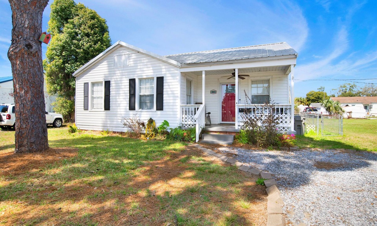 Navy Point House | St-Navy Point Cottage