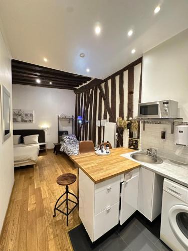 Arsenal Apartment | St Paul Marais Flat Ground Floor