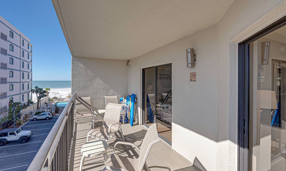 Belle Vista Condo | St Pete Beach 2BR | Beachfront Pool + Jacuzzi