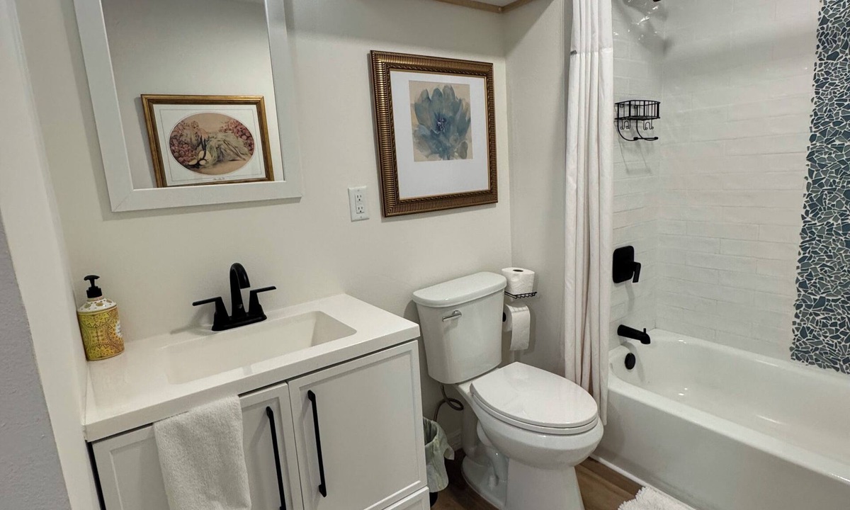 Disston Heights Cottage | St Pete Cottage, Near Beach & Downtown, King Bed, Smart TV, Queen Sleeper Sofa