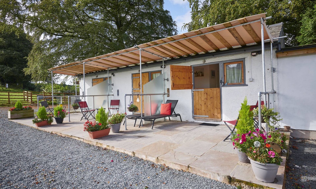 Natland House | Stable 3 - Four poster bed and sofa bed