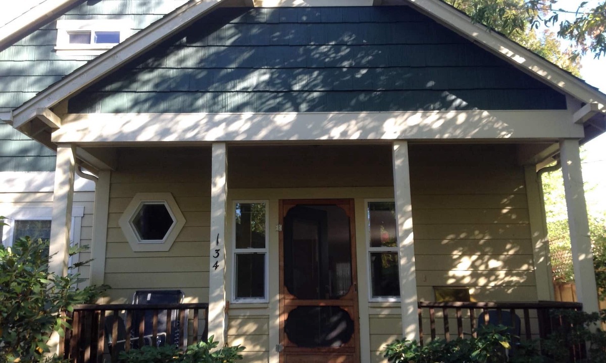 Historic Railroad District Cottage | Stacy's 2nd St Cottage. Steps to downtown.