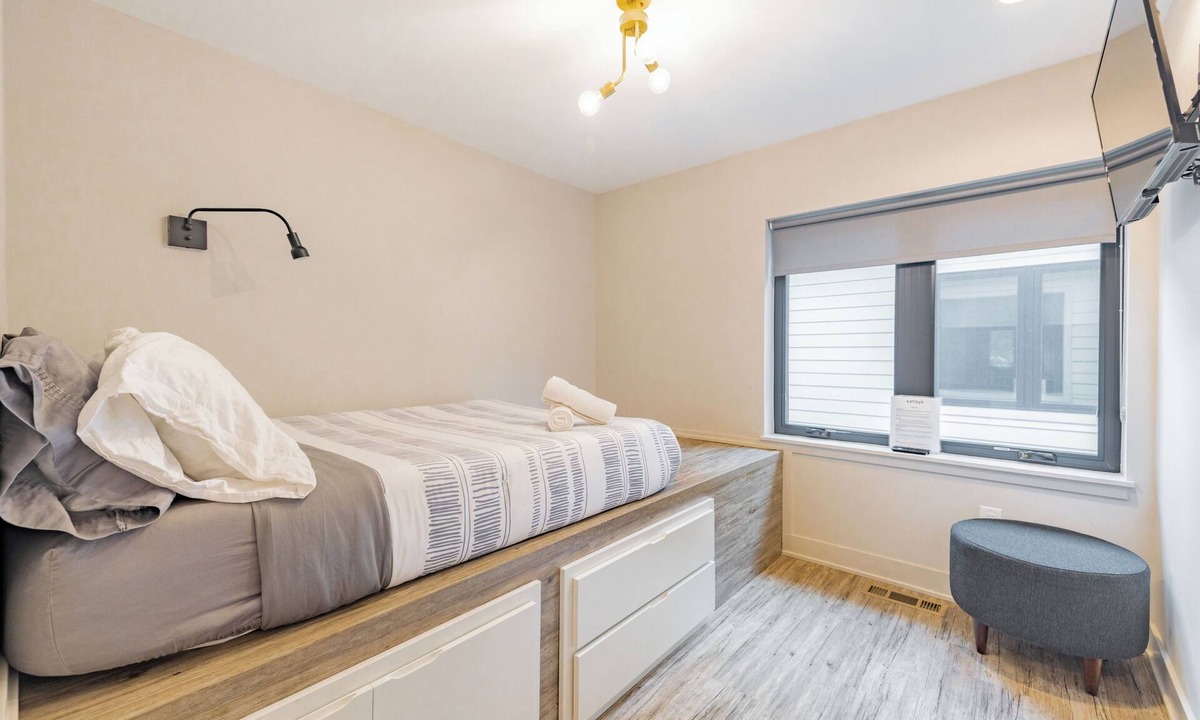 Burns Park Apartment | Stadium Suites - Full Bed