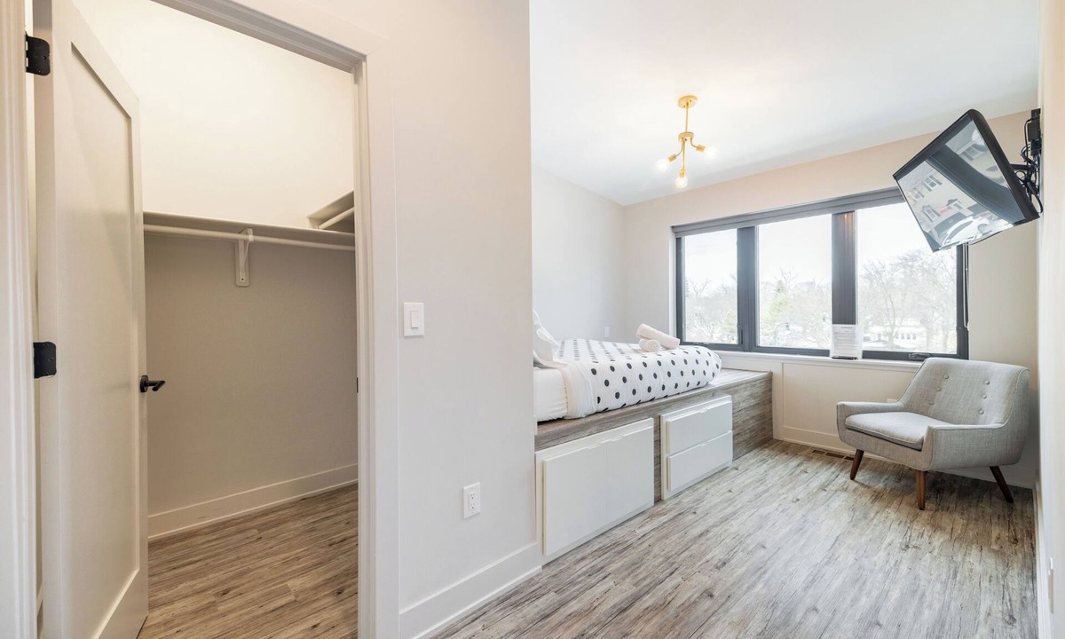 Burns Park Apartment | Stadium Suites - Queen Bed