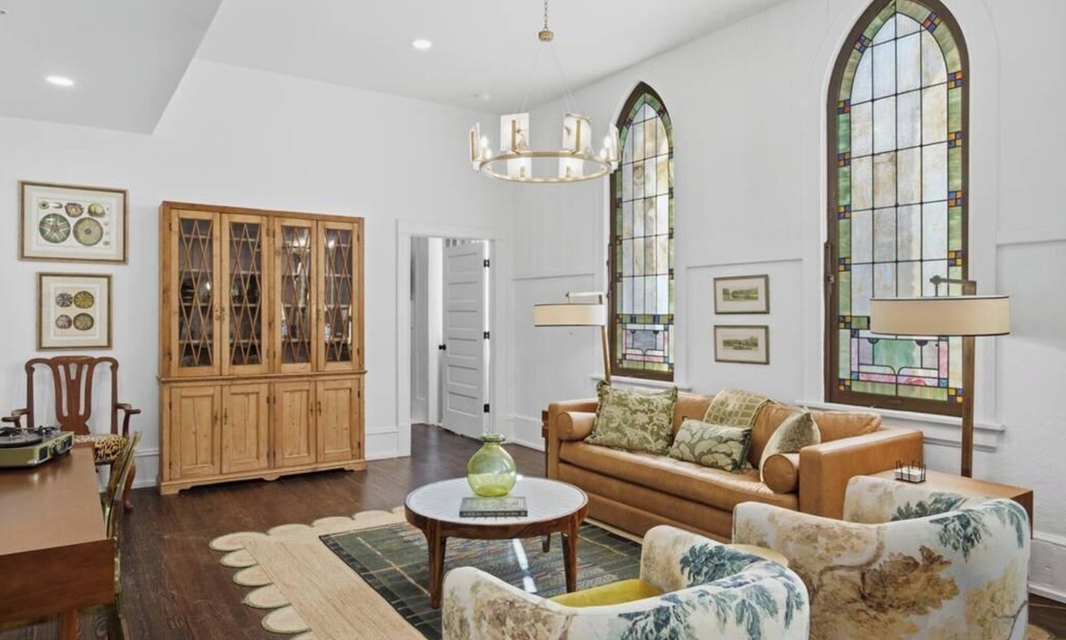 Downtown Jacksonville Apartment | Stained Glass 1BR at the Raven Pool OnSite Parking