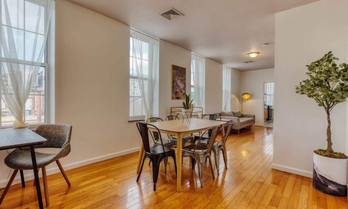 Chinatown Apartment | Stairway | 3BR Apt w W/D Ideal for Groups