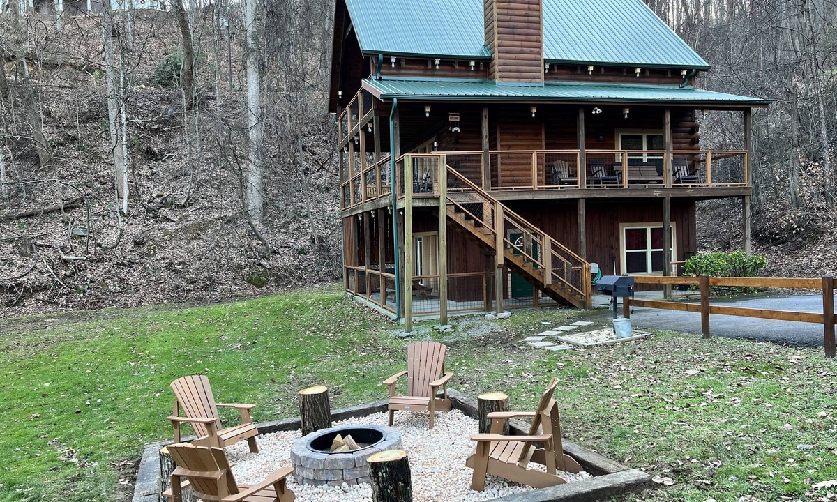 Chalet Village Cabin | Stairway to Heaven Secluded Cabin, 3 King Suites, Firepit, Hot Tub, Arcade