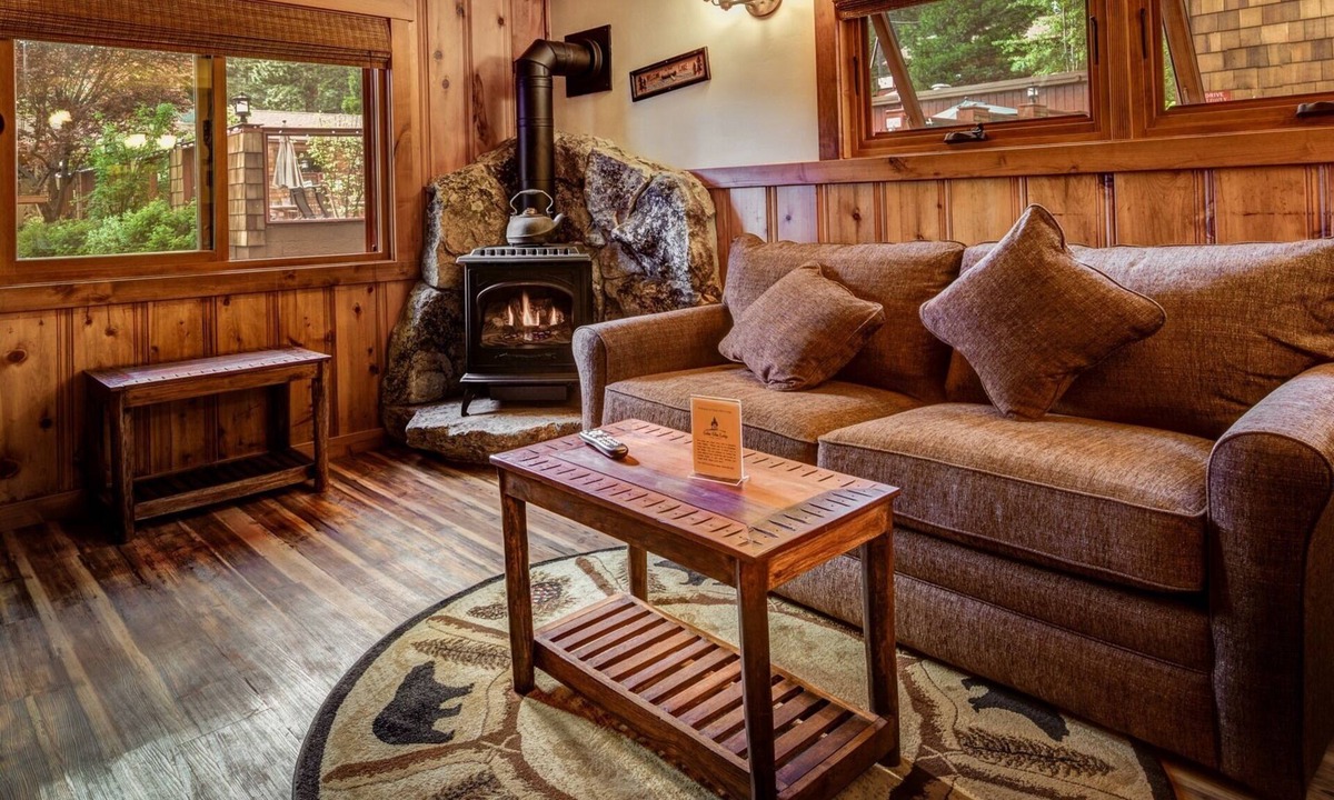 Tahoe Vista Cottage | Standalone Fireplace Cabin