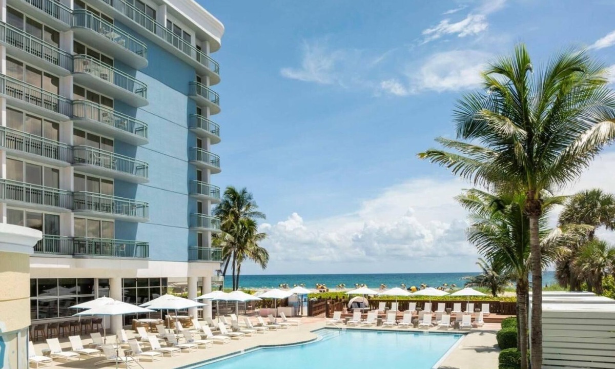 Singer Island Hotel | Standard 2 Queen Bed | Onsite Bar & Restaurant