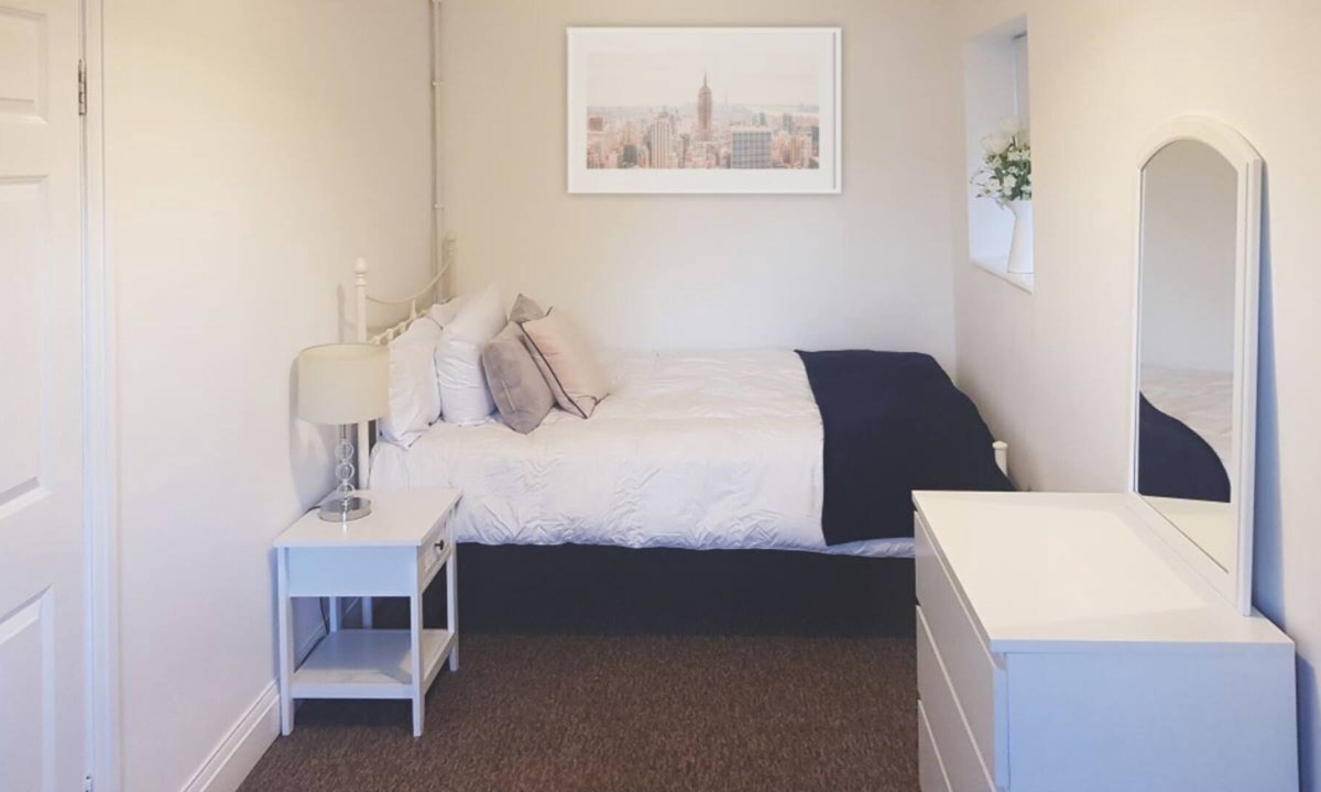 Heston Central House | Standard double room with shared bathroom