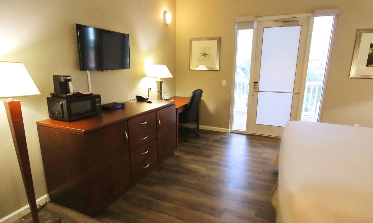 Madeira Beach Hotel | Standard King at John's Pass