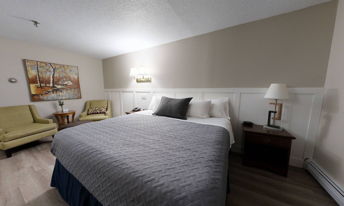 Presque Isle Hotel | Standard King - One King Bed