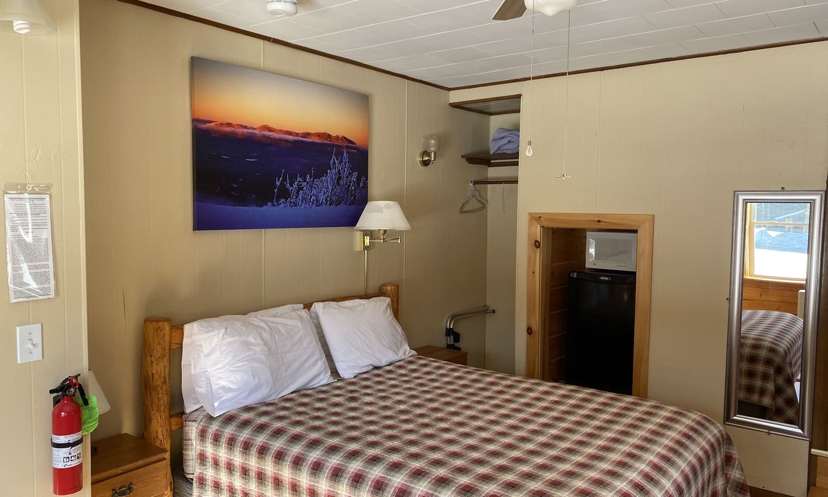 Stratton Hotel | Standard queen bed room sleeps 2