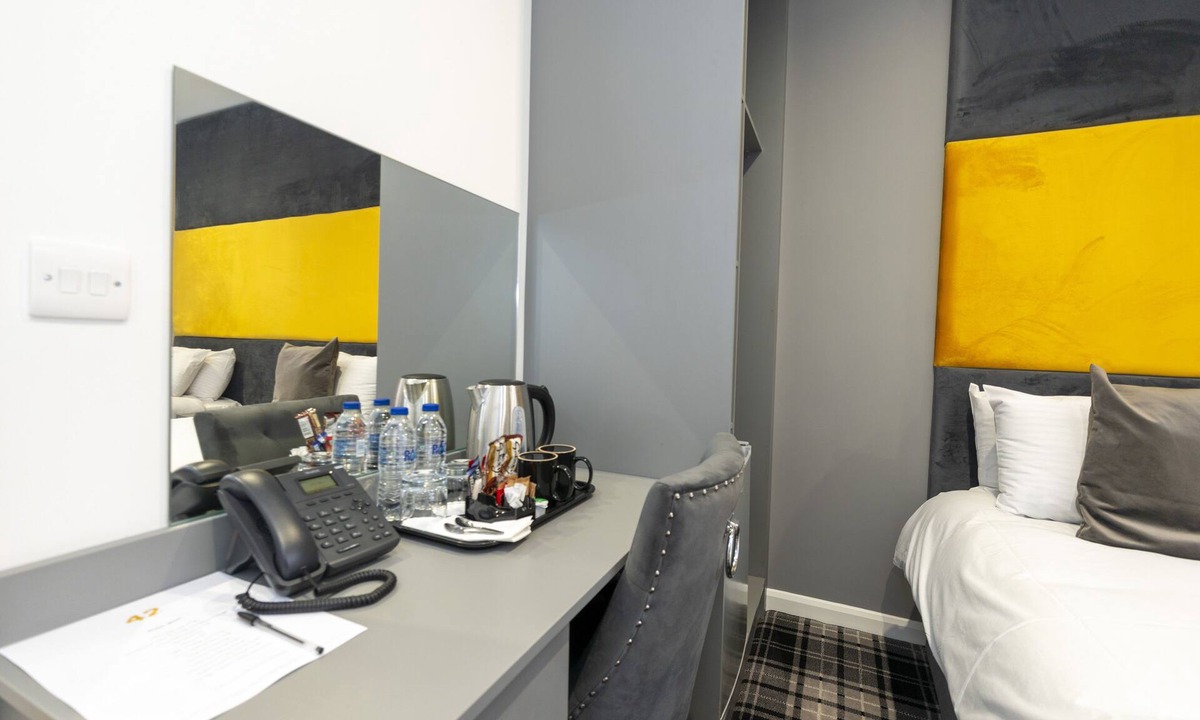 Scunthorpe Hotel | standard single bedroom with en suite