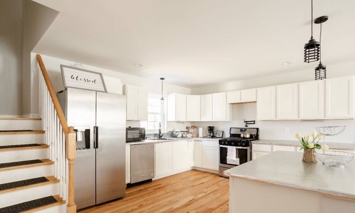 Middletown House | Standard Single Room2 with Shared Bathroom l Dining Patio