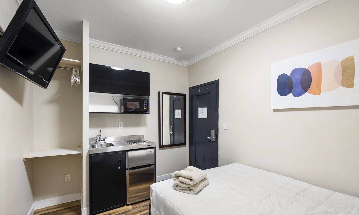 Bloomingdale Apartment | Standard with Kitchenette and Shared-Bath Hotel 99