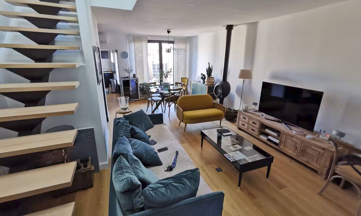 Begles House | Standing, calm and comfort