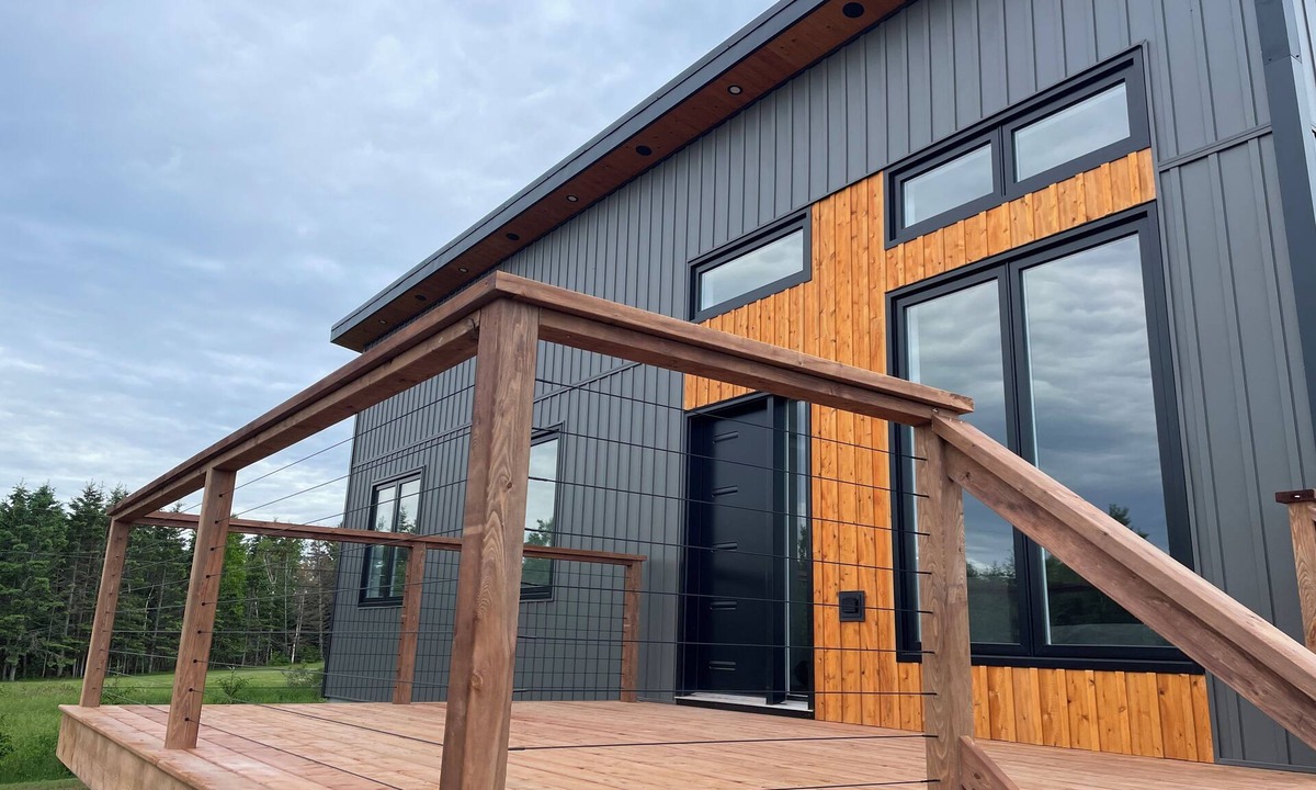 New London House | Stanley Bridge Retreat