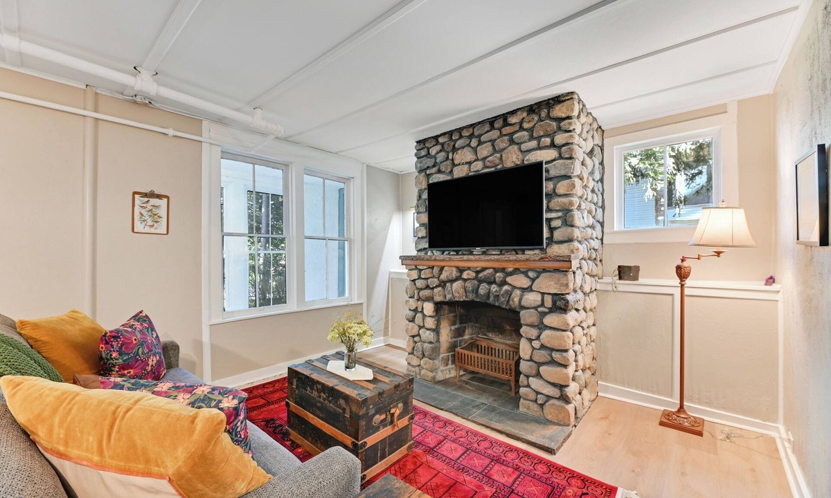 South Main Street Apartment | Stanton Suite: 1 BD Apt, Walk to Lake + Hobart William Smith