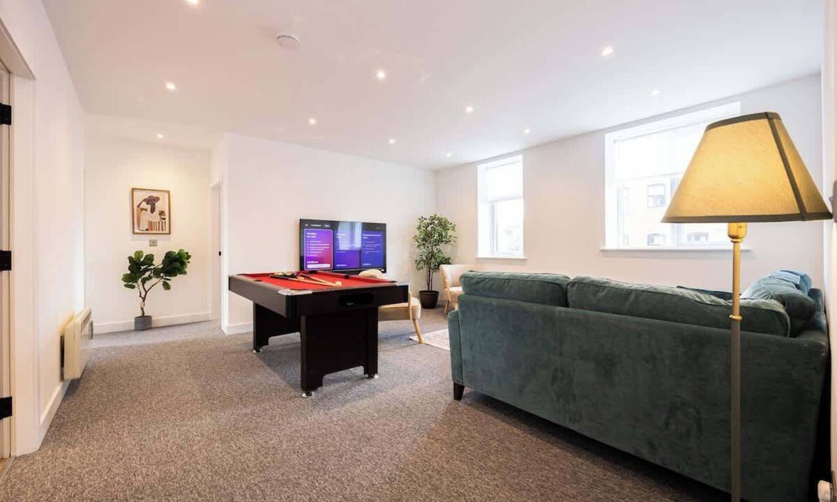 Trafford Apartment | Stanway Apartments Free Parking