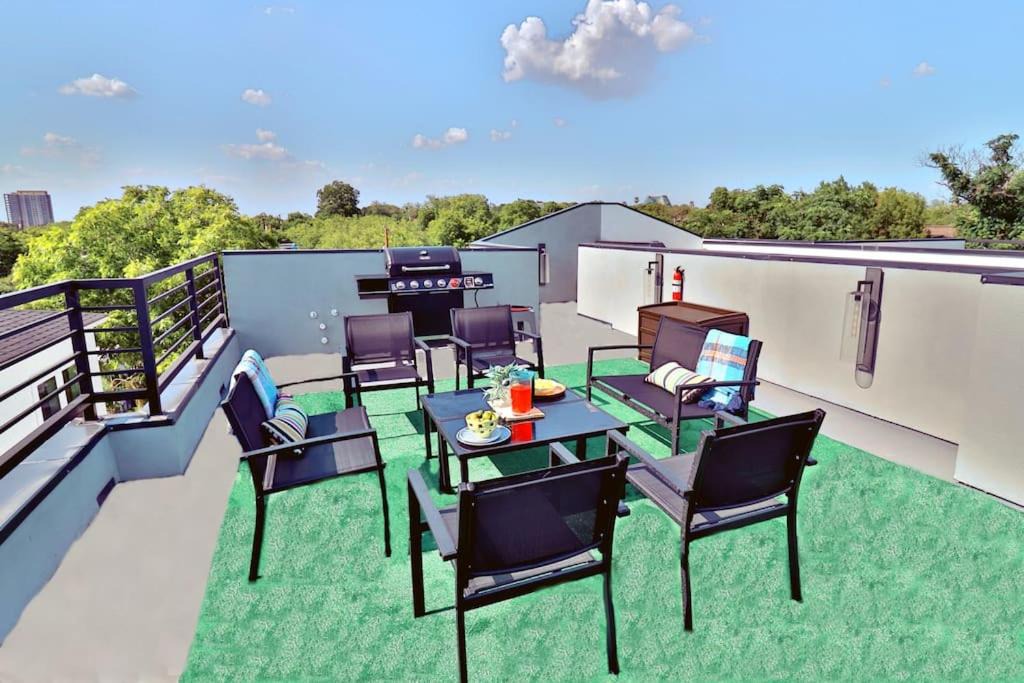 Mahncke Park House | Star Point Spacious Family Townhome with Roof Deck