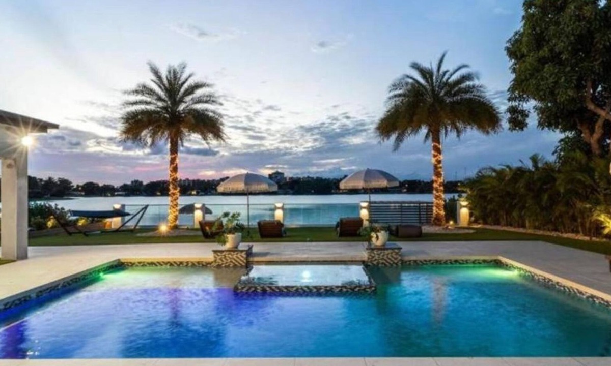 North Miami Beach Villa | Star Villa Opulent Waterfront Property